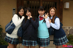 4 japanese college girls make..