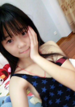 Skiny teenager Chinese bare selfie