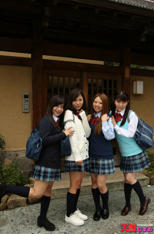 4 japanese students make..